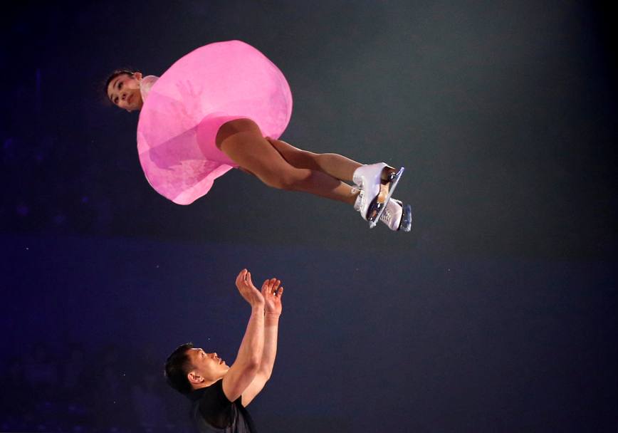 Pattinaggio sul ghiaccio. Asian Winter Games. Cerimonia di chiusura. La coppia Yu Xiaoyu e Zhang Hao. Sapporo, Giappone. (Reuters) 